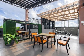 Outdoor dining - MAYON LOFT PREMIUM SUITE (Legazpi City)