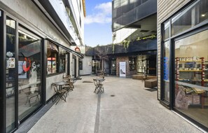 Outdoor dining - Lonsdale St Chic | Iconic NIBU Loft in Braddon (Braddon)