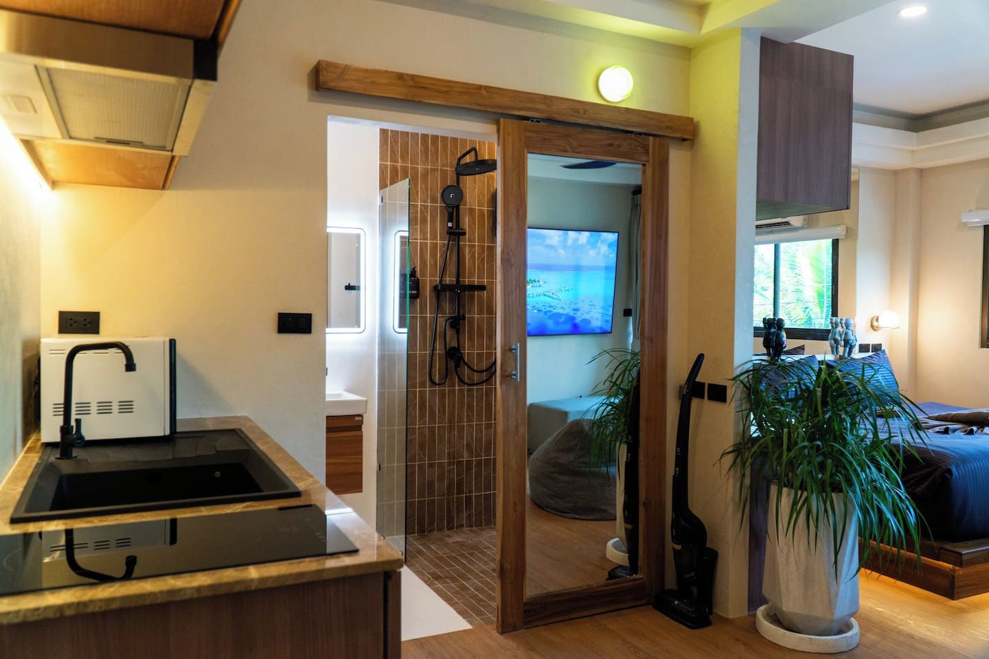 Une salle de bain moderne avec une douche à parois de verre, un lavabo et des toilettes.