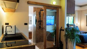 Une salle de bain moderne avec une douche à parois de verre, un lavabo et des toilettes.