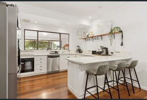 Private kitchen - Coastal Retreat (Falcon)