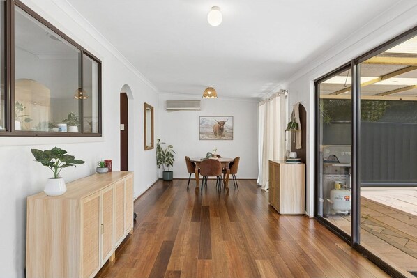 Dining - Coastal Retreat (Falcon)