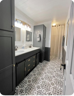 Bathroom - Charming 3-bedroom house with pool and spacious backyard (Lynn Haven)