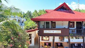 Un edificio con techo rojo y un letrero que dice 'GALERA LODGE'.