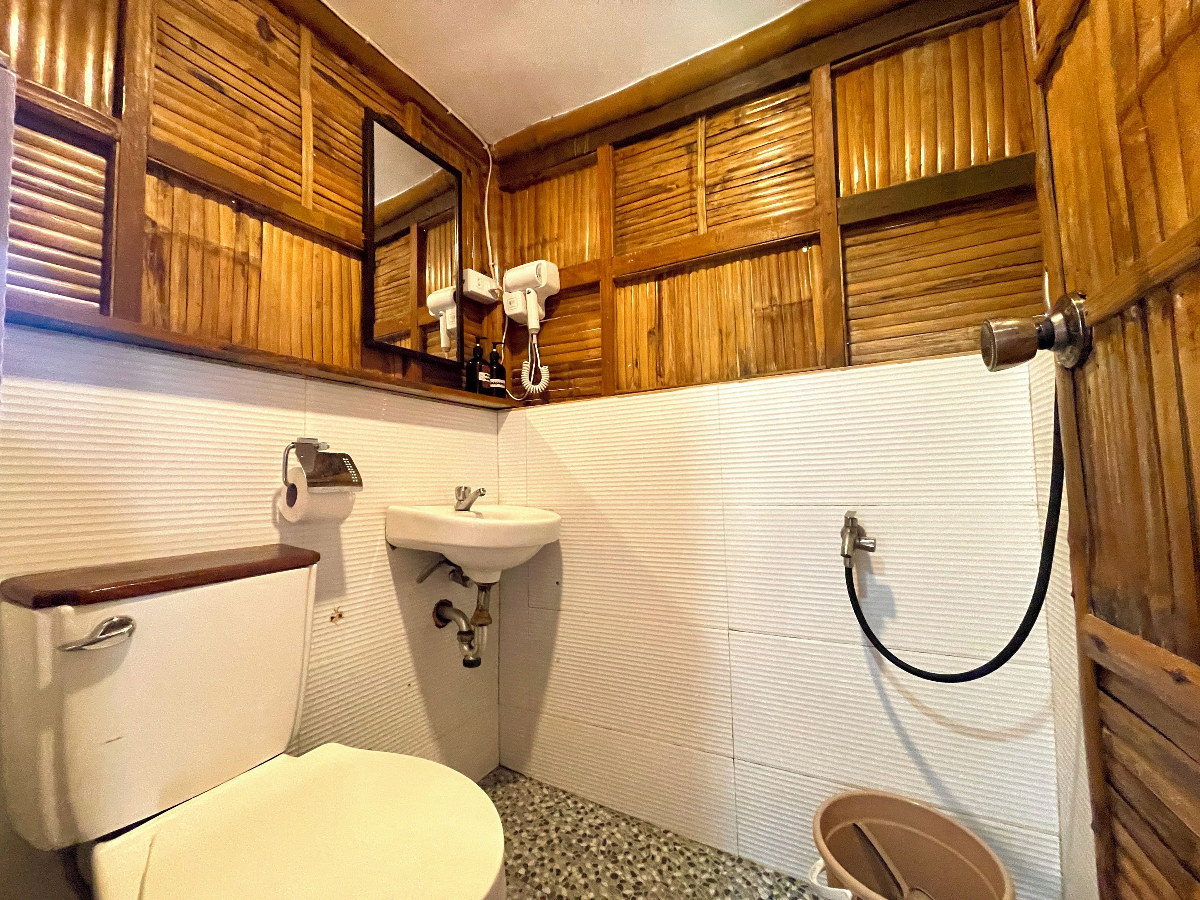 Ein Badezimmer mit Toilette, Waschbecken und Dusche.