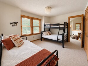 A bedroom with a bunk bed, a single bed, and a window with blinds. - 4BR Poconos Retreat, Fall at Camelback (Tannersville)