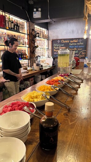 Breakfast area - Blackjack Bar and Hostel (CHAWENG)
