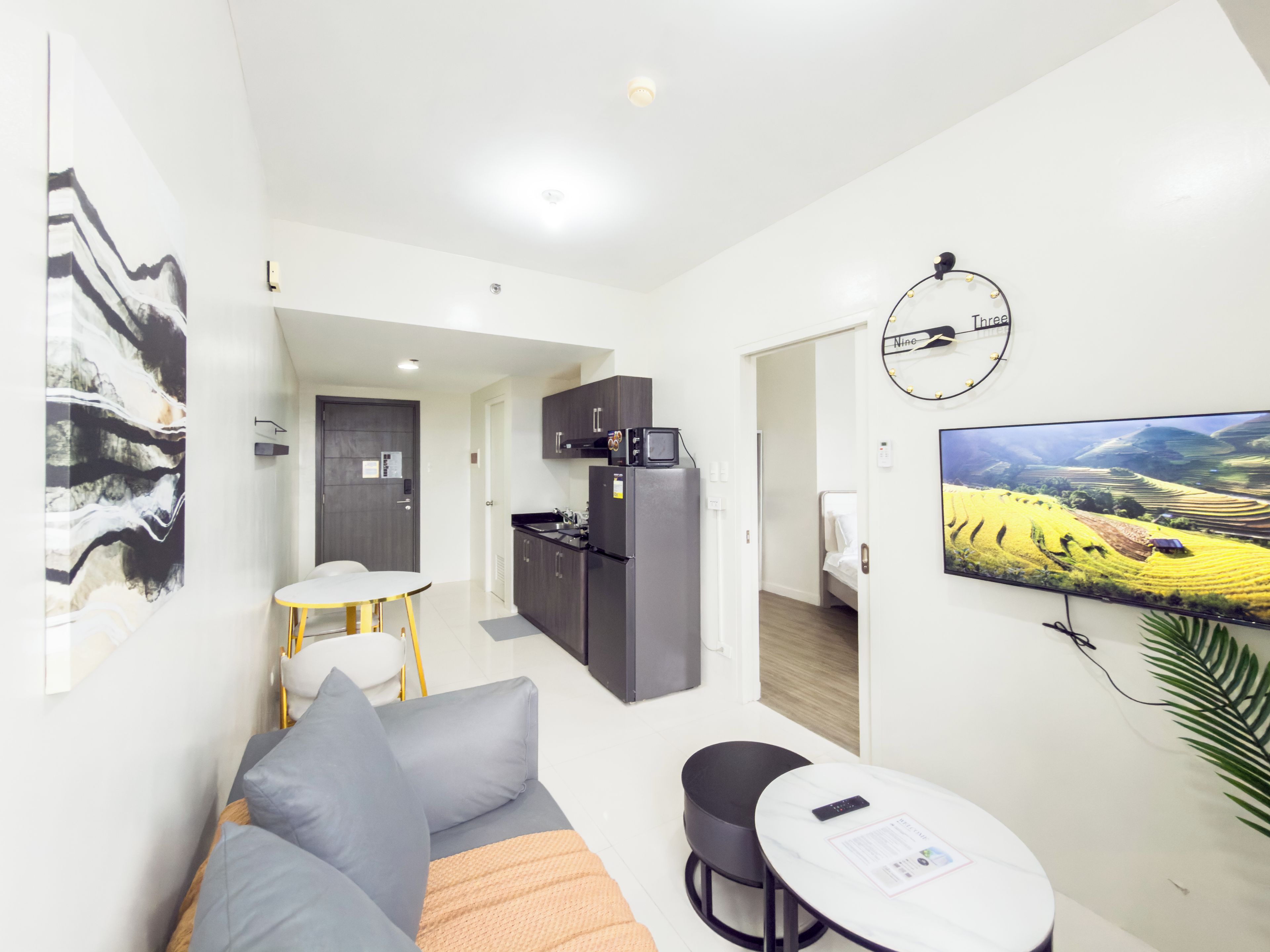 Un appartement moderne comprenant un espace de vie, une cuisine et un coin repas.