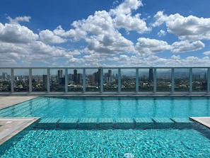 Una piscina en la azotea con vista a la ciudad.