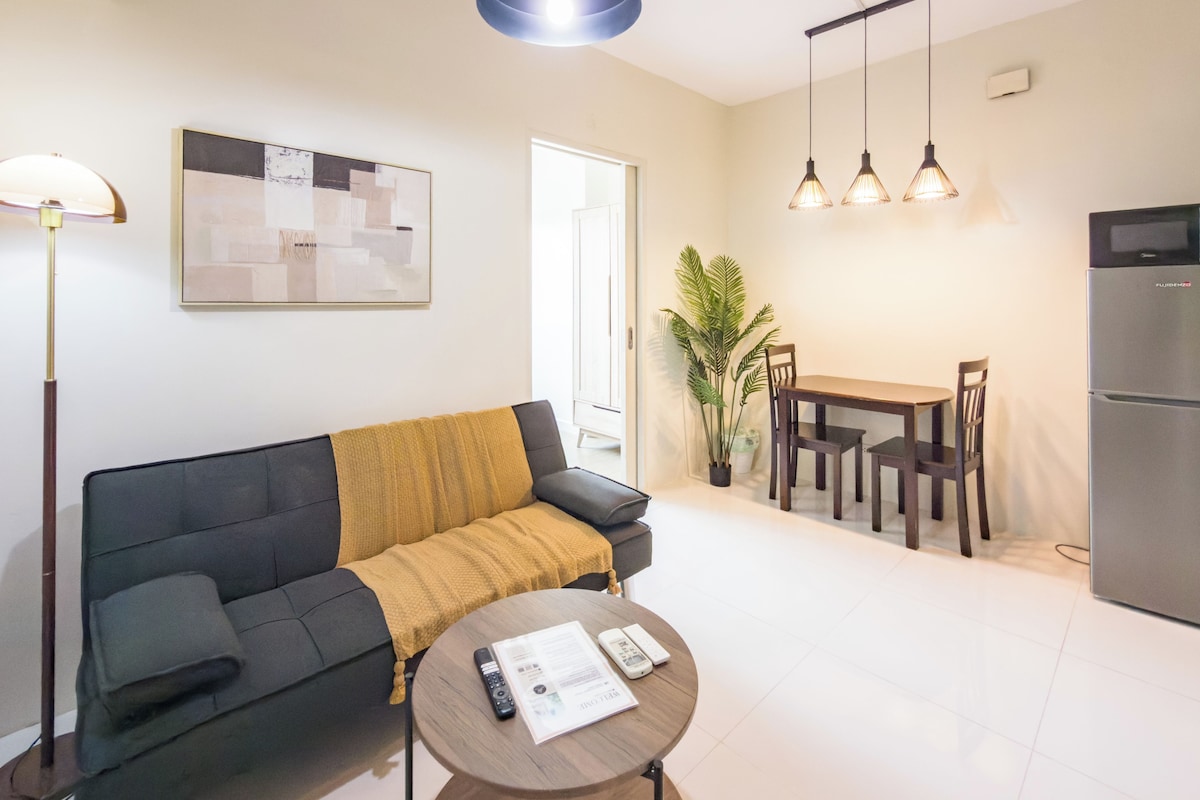 Una sala de estar moderna con un sofá, una mesa de centro y un comedor con una mesa y sillas.