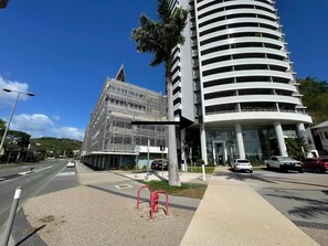 Un edifici modern amb una façana corbada i múltiples balcons.