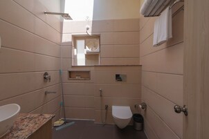 Un baño pequeño con inodoro, lavabo y ducha.