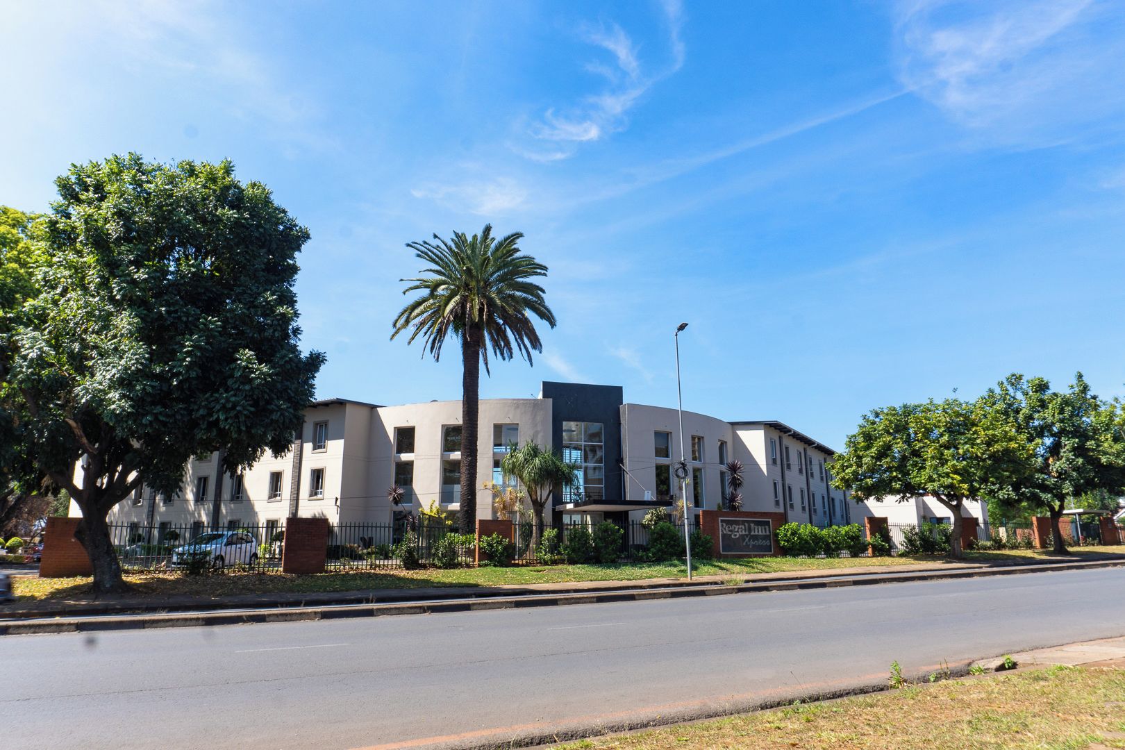 Un hôtel moderne doté d’un toit plat, de nombreuses fenêtres et d’une enseigne.