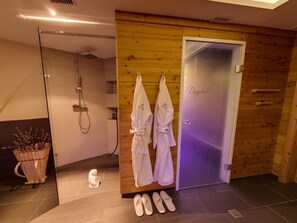 Ein Badezimmer mit Dusche, Holzwand und einer Tür mit der Aufschrift 'Dumfries'.