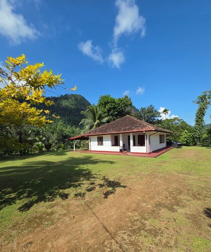 Breathtaking Mountain & Rainforest Views / Cozy 2- Bed HilltopBungalow