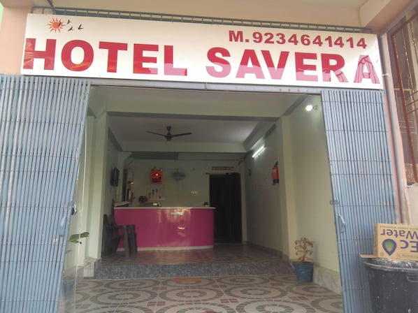A hotel entrance with a reception desk, a ceiling fan, and a tiled floor. - Hotel O City View (Patna)