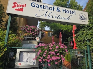 A sign for Gasthof & Hotel Martinek with a visible name and logo. - Gasthof&Hotel Martinek (Baden)