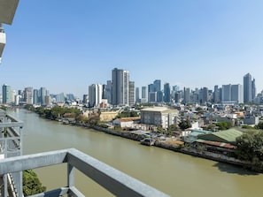 Un río flanqueado por edificios a ambos lados, con una mezcla de estructuras altas y bajas.