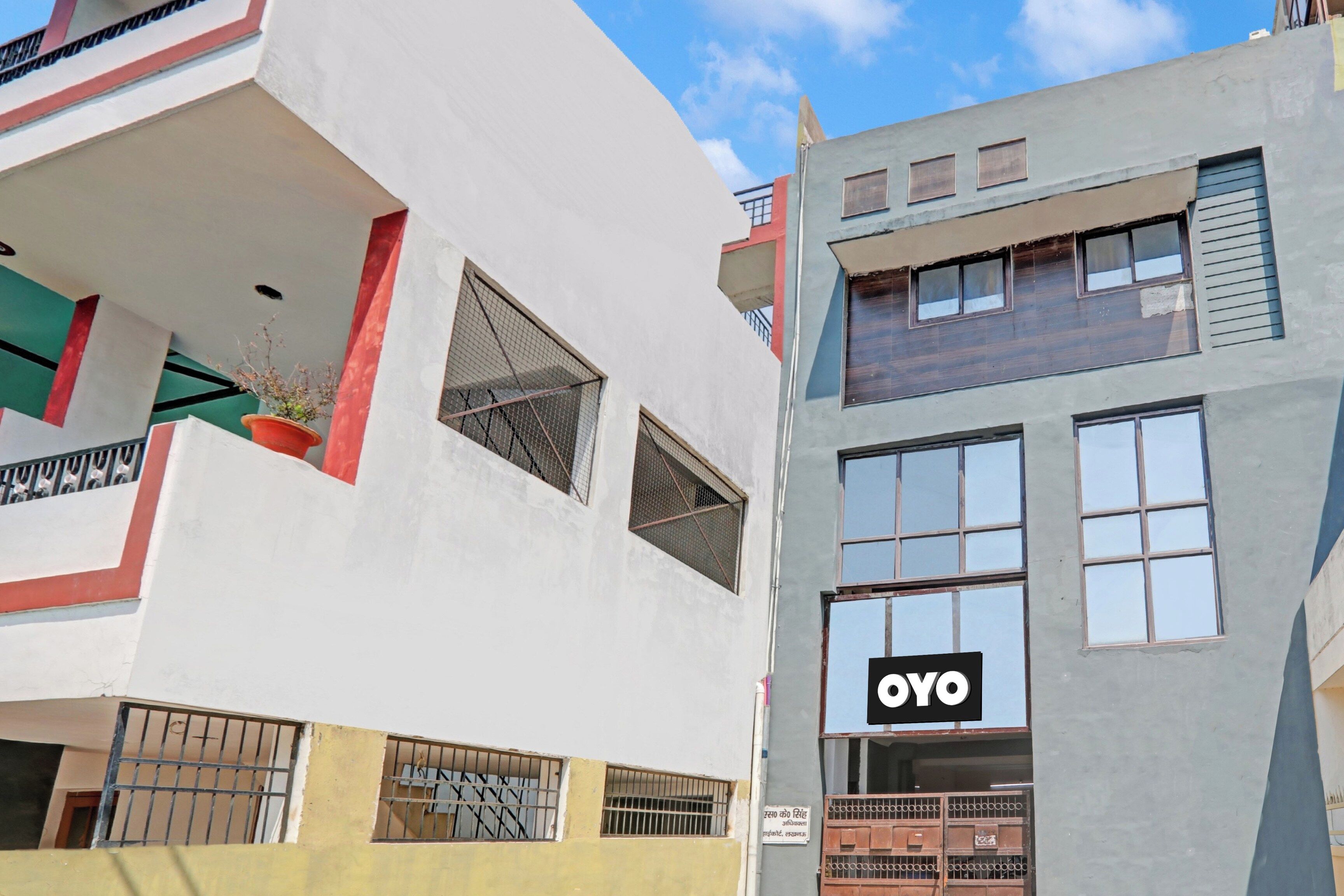 Un edificio de varios pisos con fachada plana, ventanas amplias y un letrero visible que dice 'OYO'.