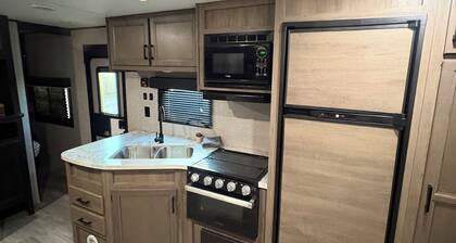 Cozy RV close to bird sanctuary with chill vibes and fantastic sunset views.