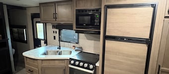 Cozy RV close to bird sanctuary with chill vibes and fantastic sunset views.