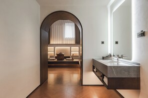 A modern bathroom with a large mirror, a sink, and a vanity. - 17435924 (Jinan)
