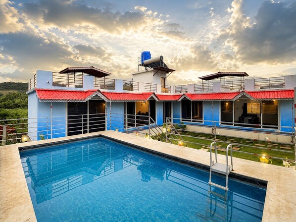 Un hôtel doté d’une piscine, de nombreuses chambres et offrant une vue sur le paysage environnant.