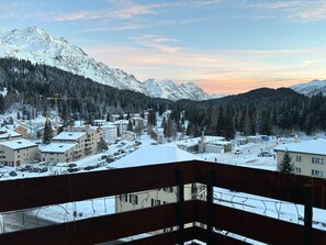 A snow-covered mountain town with buildings and a view of the mountains. - Aparthotel S-Bernardino SA, (San Bernardino), by Interhome (San  Bernardino)