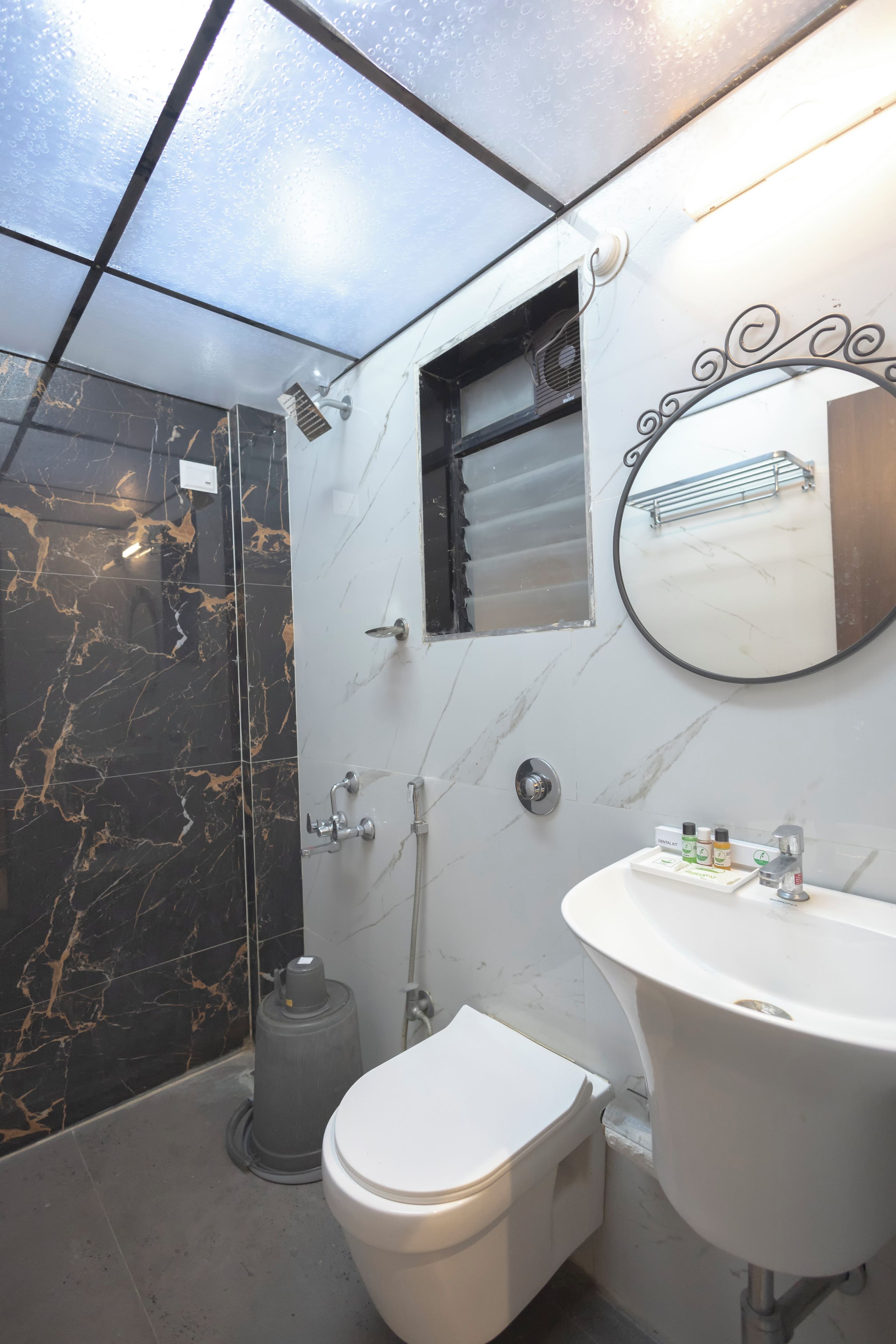 Un baño con ducha, inodoro y lavamanos.