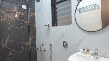Un baño con ducha, inodoro y lavamanos.
