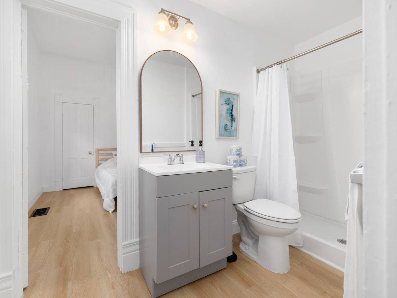 Un baño con ducha, inodoro y lavabo.