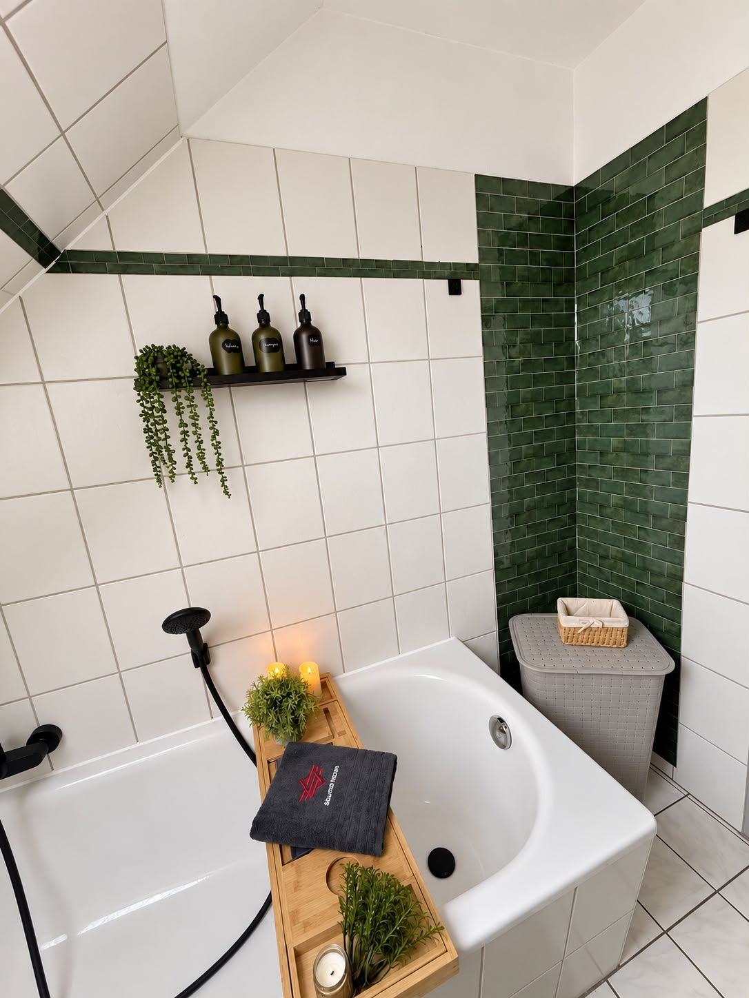 Ein modernes Badezimmer mit Badewanne, Dusche und Wand in Grüntönen.