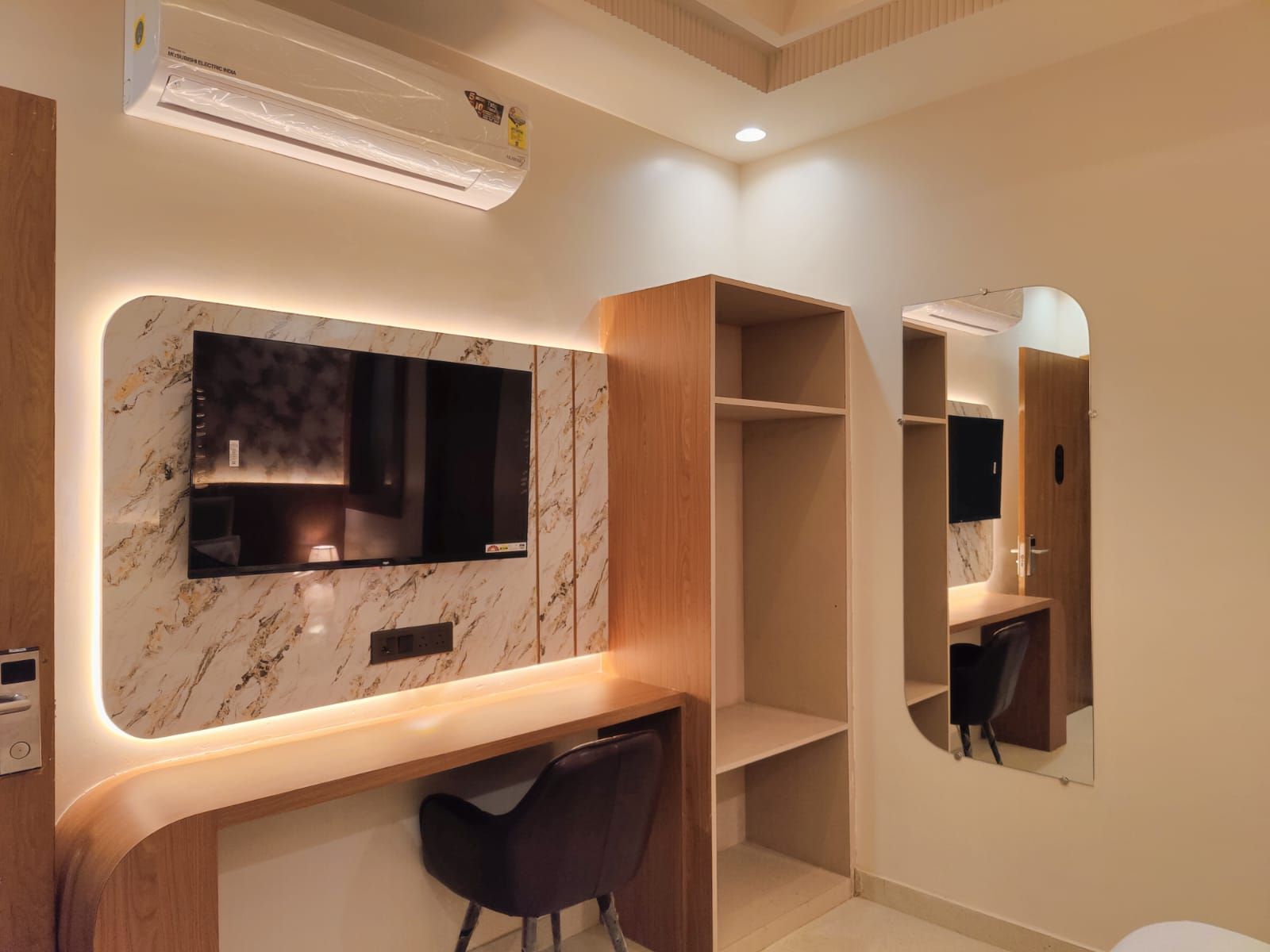 Une salle de bain moderne avec un meuble-lavabo en marbre, un miroir et un radiateur intégré.