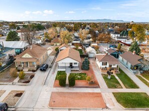 A residential area with houses, a clear sky, and a distant view of mountains. - Casitas en Pueblo - Washington House (Pueblo)