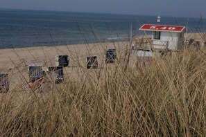 A beach with a lifeguard tower marked with the number 5.40, surrounded by tall grass. - Holiday apartment in Sylt with swimming pool (Sylt)