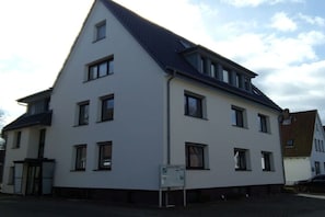 A two-story building with a flat roof and multiple windows. - Holiday apartment with 1 bedroom (Cuxhaven - Duhnen)