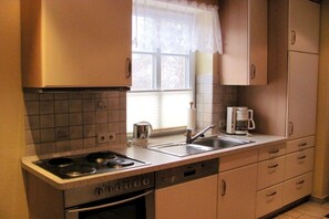 A kitchen with a stove, sink, and cabinets. - Holiday apartment with 2 bedrooms (Klixbüll)