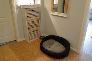 A room with a pet bed, a white door, and a small mirror on the wall. - Holiday apartment with 2 bedrooms (Kappeln Stadt)