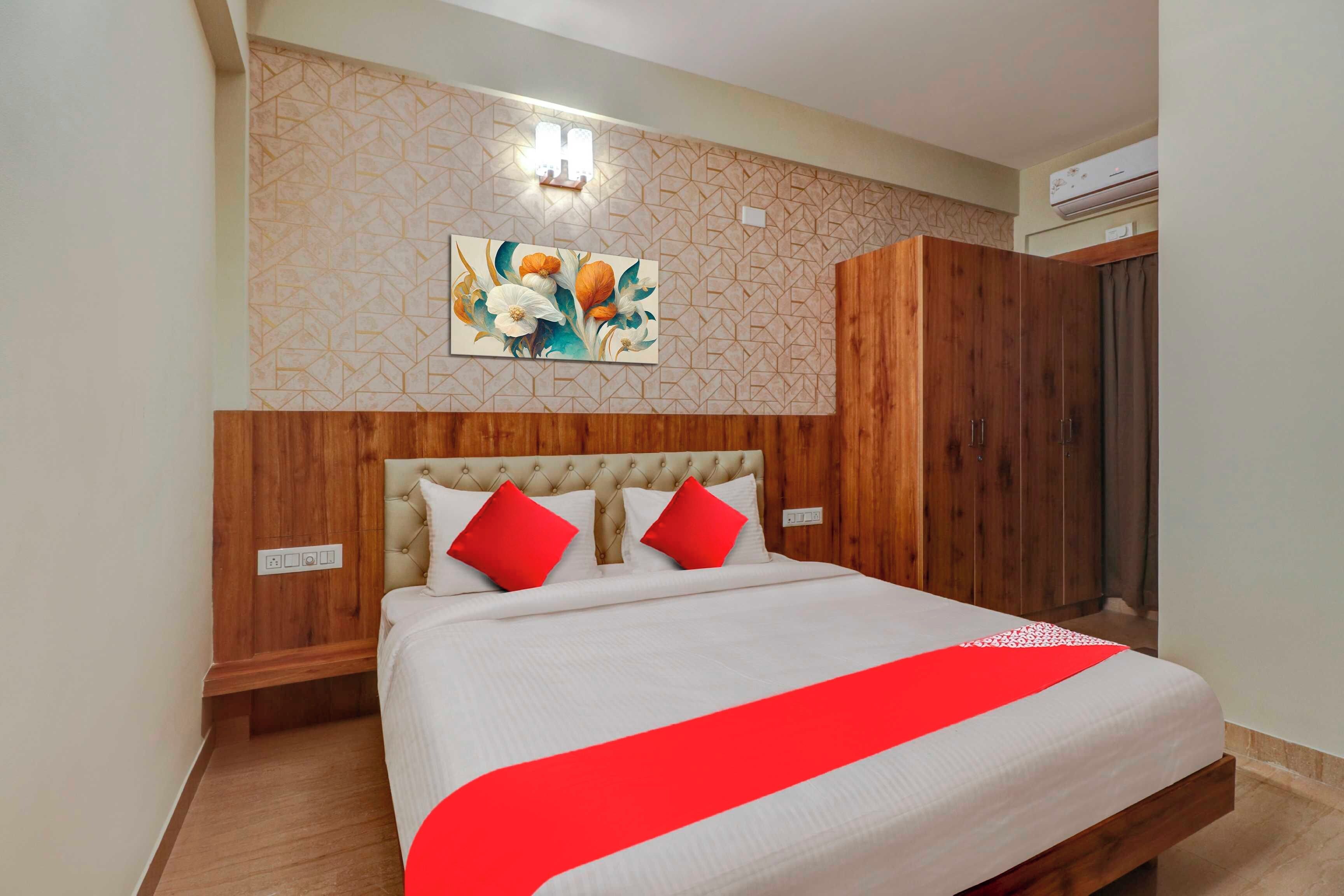 Un dormitorio con una cama, cabecera, una obra de arte en la pared y un armario.