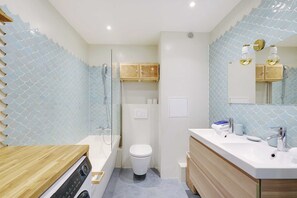A modern bathroom with a shower, toilet, and vanity. - Spacious Parisian Apartment - 2br/4p - Republique (Paris)