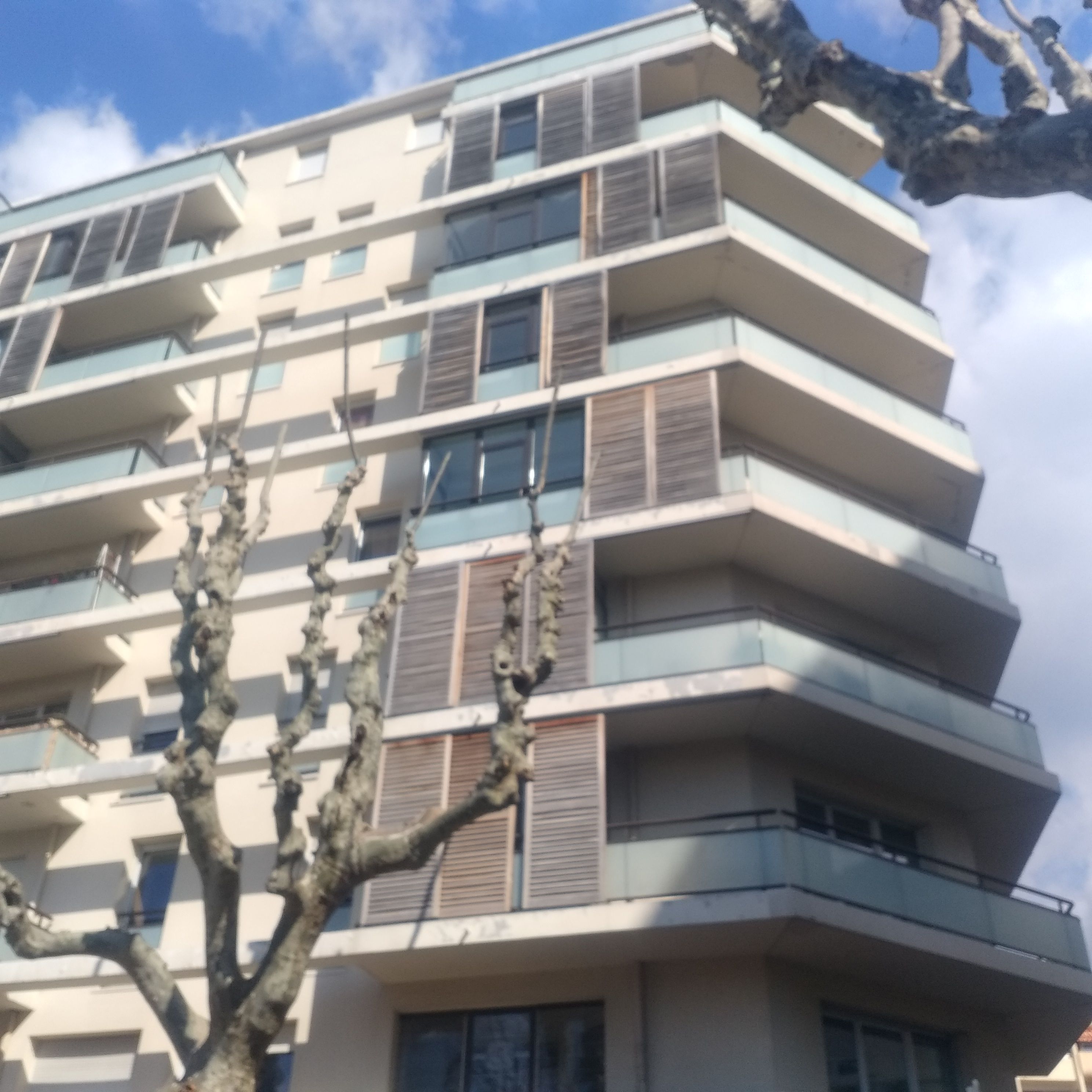 Un edificio de varios pisos con balcones y ventanas.
