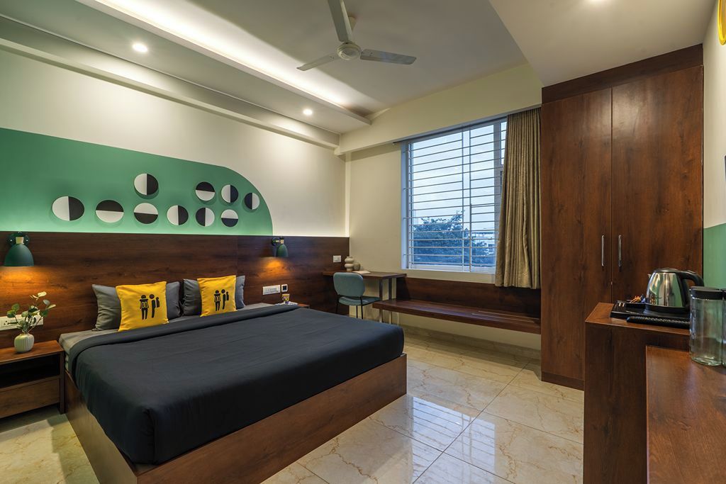 Une chambre moderne avec un grand lit, un bureau et une armoire.