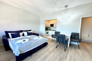 A modern bedroom with a bed, a desk, and a chair. - House with sea view - Apt. 2 (Wyk auf Föhr)