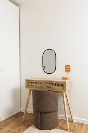 A corner room with a wooden desk, a round mirror, and a stool. - New! Light-Filled & Cosy 2BR Flat | Woolwich (Greater London)