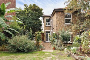 A brick house with a garden in front. - New! Characterful 3BR Home | Garden & Parking (Greater London)