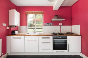 Private kitchen - New! Characterful 3BR Flat | Peckham Rye Park (Greater London)