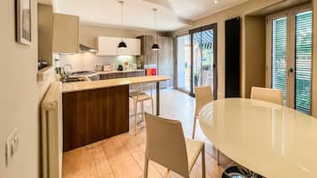 Une cuisine moderne avec un îlot central, une table à manger et des chaises.