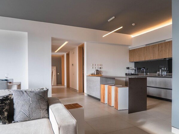 Una cocina moderna con una isla central, armarios de madera y una encimera elegante.