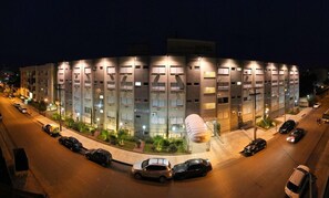 A multi-story hotel with a modern design, featuring a central atrium and a curved glass facade. - Imperatriz Hotel (Lajeado)