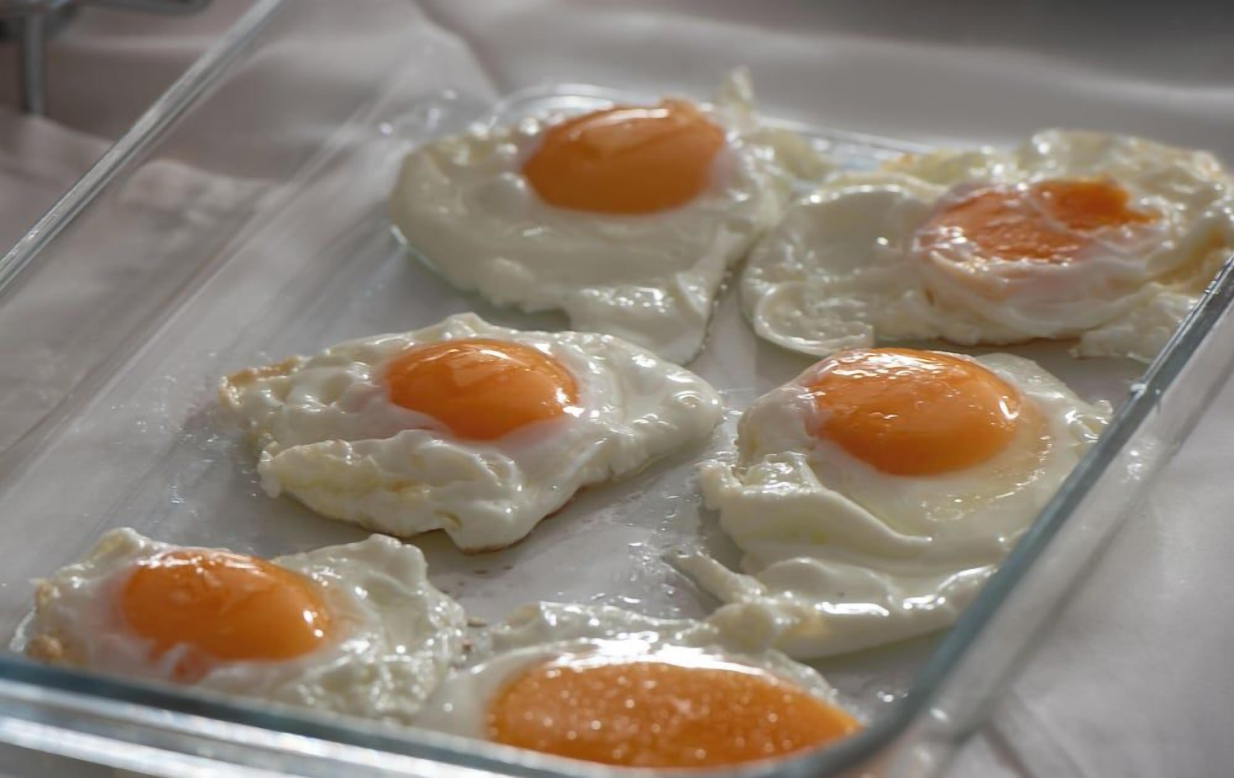 Una fuente de vidrio con varios huevos fritos.